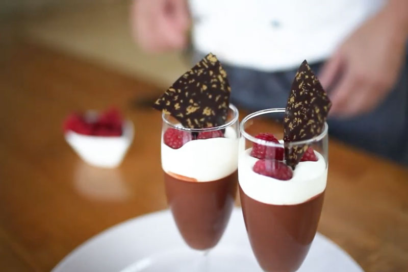Två krämiga chokladpannacottor