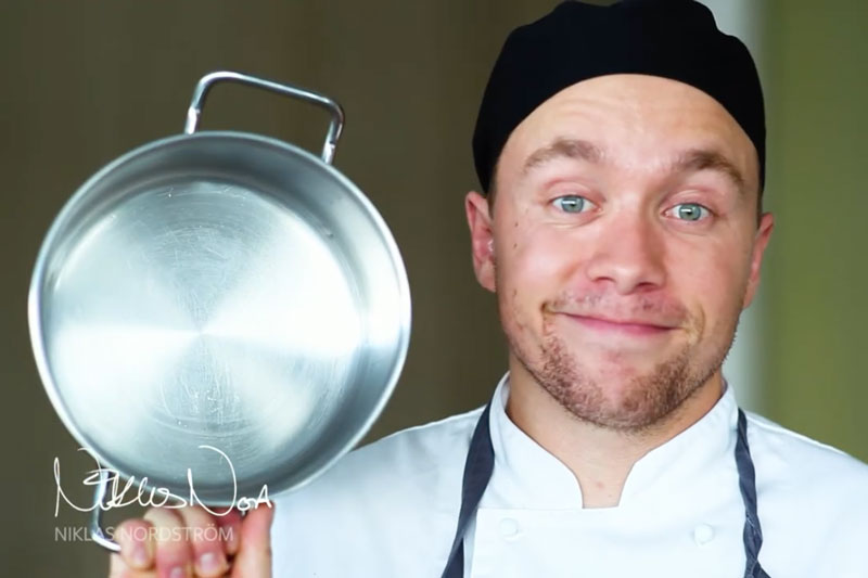 Niklas håller i en kastrull