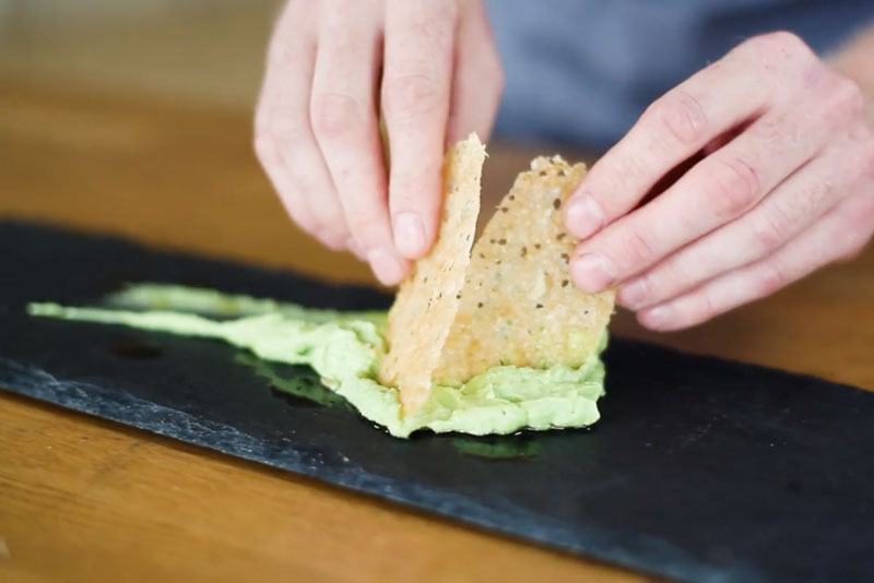 Parmesanchips med avocadocrème